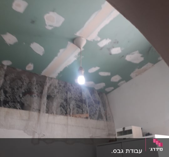 תקרת גבס עם תיקונים ולוח גבס ירוק